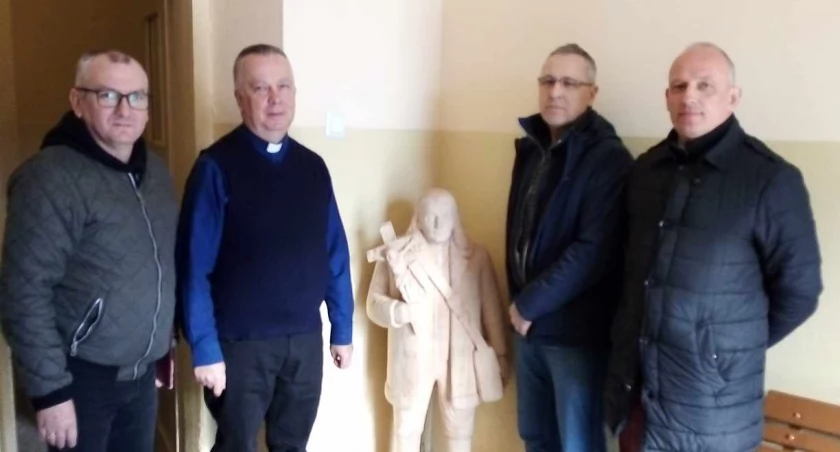Muzeum Regionalne w Łukowie przekazuje rzeźbę księdza Stanisława Brzóski Parafii Przemienienia Pańskiego w Łukowie