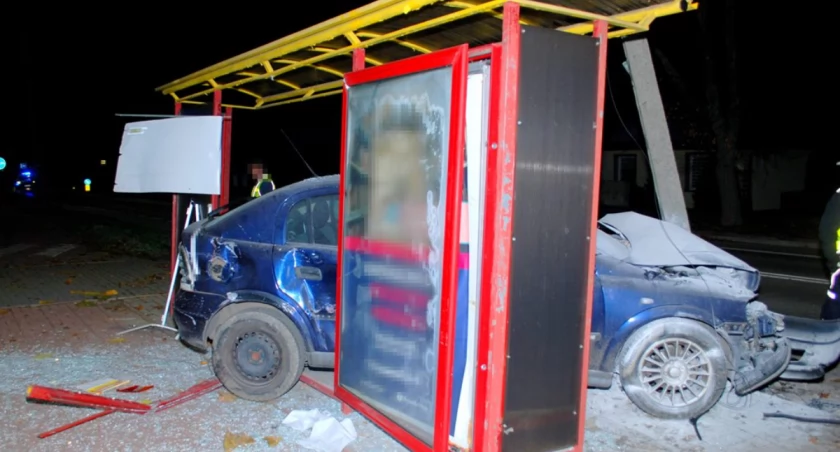 Pijany 32 latek wjechał w przystanek autobusowy i latarnię! (ZDJĘCIA)
