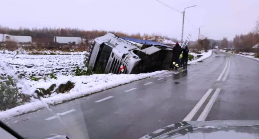 Wypadek w Ławkach! Ciężarówka wpadła do rowu na oblodzonej nawierzchni 