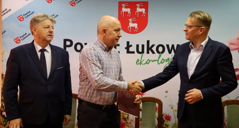 MODERNIZACJA ZESPOŁU SZKÓŁ W ADAMOWIE RUSZA Z KOPYTA: PODPISANO UMOWĘ NA ETAP II PROJEKTU