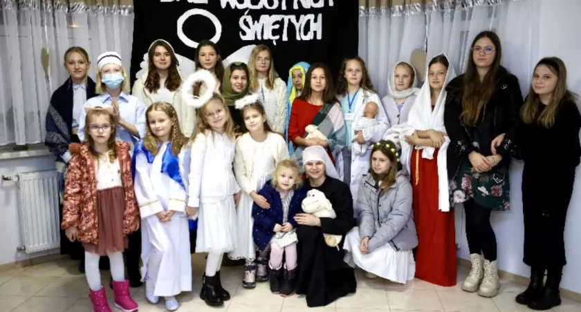 Bal Świętych w Jedlance - radość i integracja w parafii Chrystusa Króla