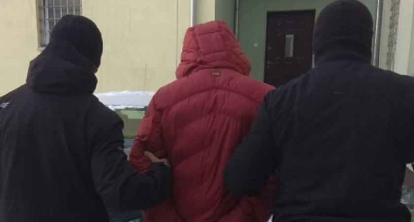 Dramatyczne zakończenie pościgu: Kryminalni zatrzymali poszukiwanego mężczyznę!
