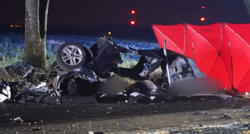 Tragedia na drodze. Samochód roztrzaskał się na drzewie, kierowca nie przeżył