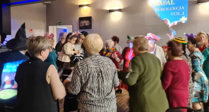 Seniorzy z gminy Wojcieszków bawili się na wspólnych Andrzejkach! 