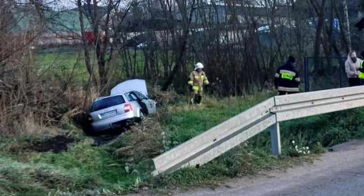 Wypadek pod Łukowem! Starszy pan zasłabł za kierownicą. Auto na poboczu! 