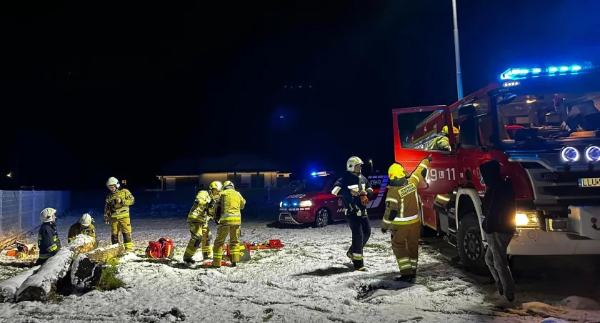 Intensywne ćwiczenia strażackie: symulowany pożar i wypadek podczas wycinki drzew Nocne ćwiczenia strażaków z OSP Krzywda! 