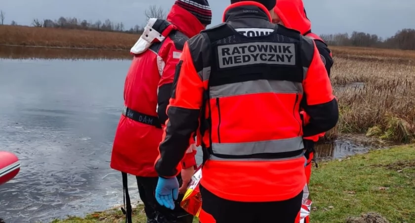 Dramatyczny incydent na zbiorniku wodnym w Podedworzu - mężczyzna wypadł z łodzi