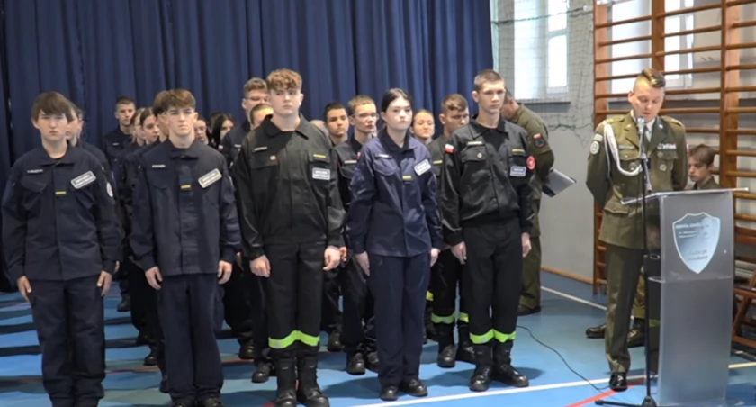 Zespół Szkół w Radoryżu Smolanym.  Ślubowanie kadetów - uczniów klas mundurowych 