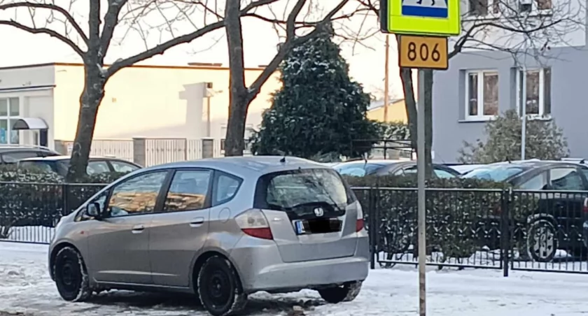 Łuków: Osobowa Honda zaparkowana na przejściu dla pieszych. Czytelnicy zbulwersowani!