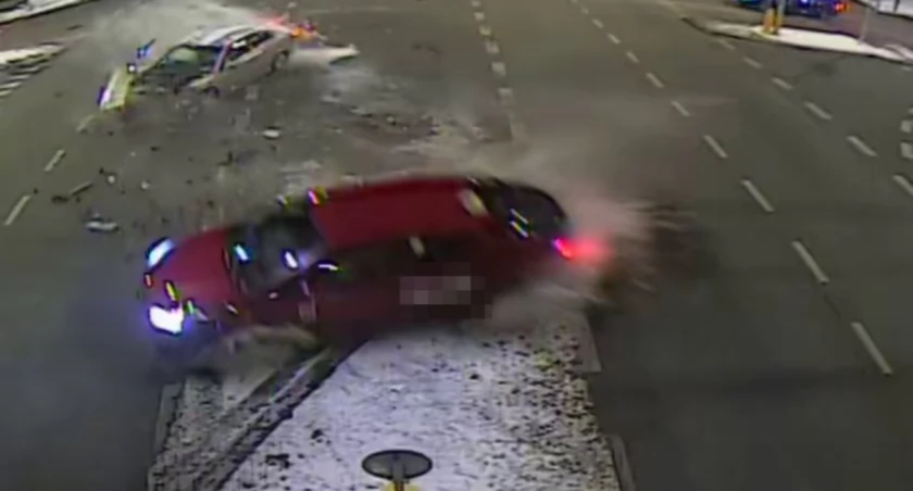 22- letni kierowca  Opla zignorował pierwszeństwo i zderzył się z Toyotą (WIDEO) 