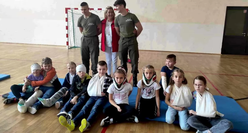 Dzieci z Serokomli pod okiem Magdaleny Smarz uczyły się pierwszej pomocy