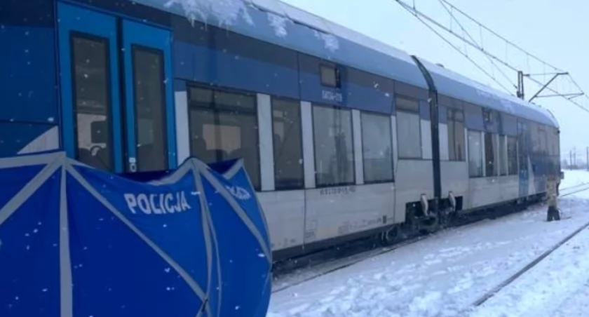 Tragedia na torach! Jeden z mężczyzn zginął na miejscu, dostając się pod pociąg. Drugi jest w szpitalu