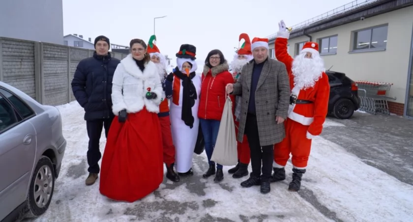 Wójt pomagał Mikołajowi w rozdawaniu prezentów. Wesołe Mikołajki w Gminie Stanin.
