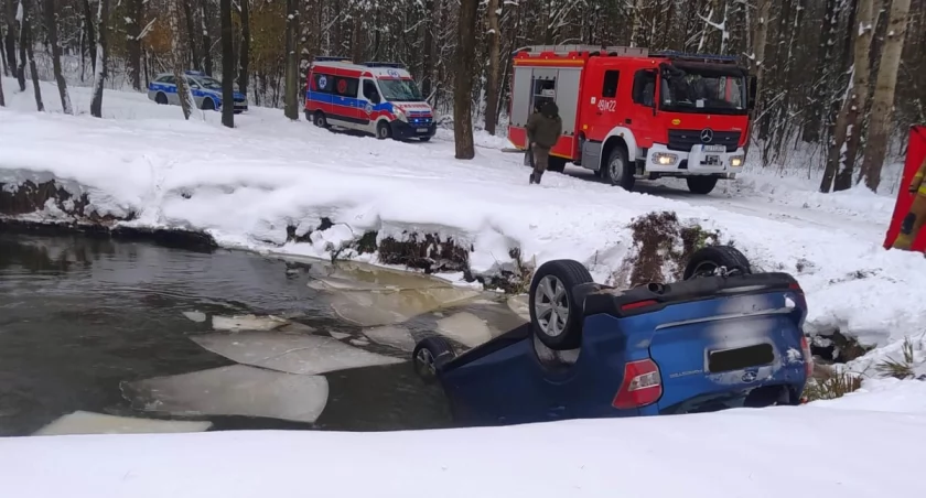Nie żyją dwaj mężczyźni. Ich Subaru dachowało w stawie.