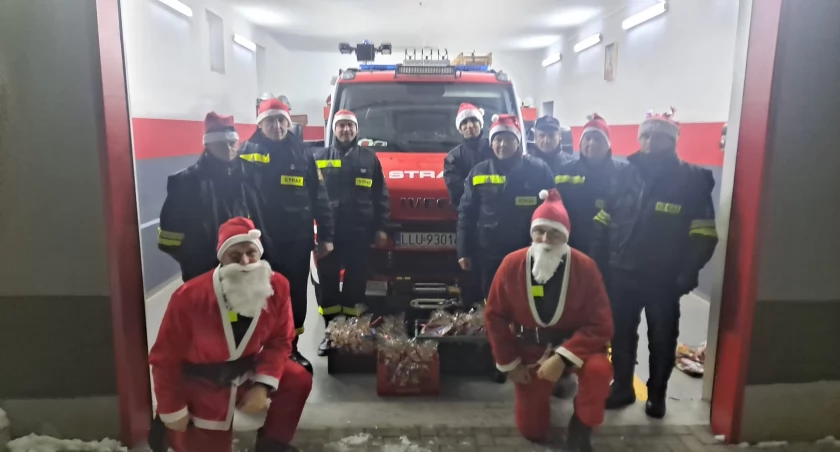 Strażacy OSP Charlejów pomogli św. Mikołajowi 