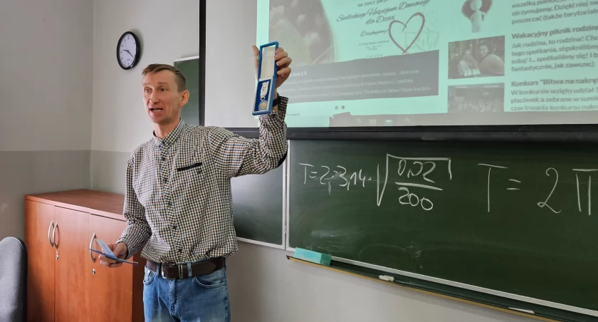 Pan Tomek z Hospicjum uczył w Łukowie o potrzebie niesienia pomocy innym.