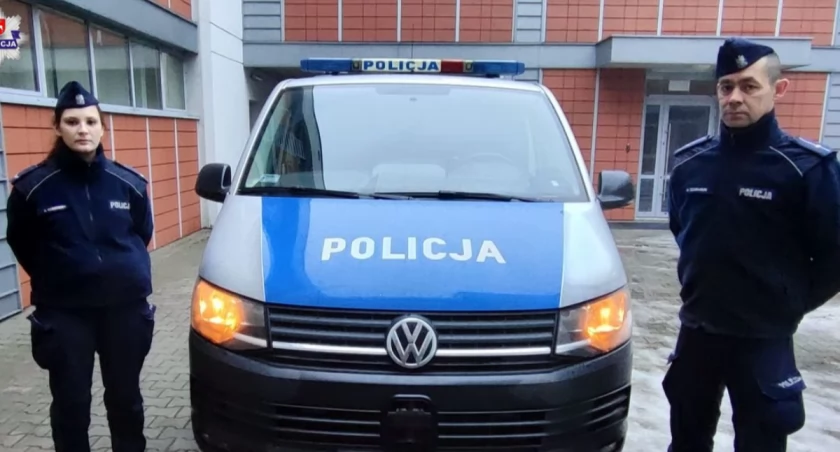 Bohaterska postawa policjantów . Uratowali dwóch mężczyzn z pożaru! 