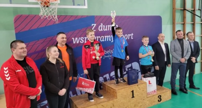 60 tenisistów stołowych z regionu rywalizowało w Hucie Dąbrowie