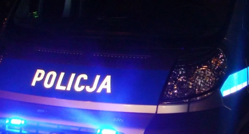 Tragedia w Leszczance! 45-letni mężczyzna trafił do szpitala po tym, jak na niego najechał samochód.