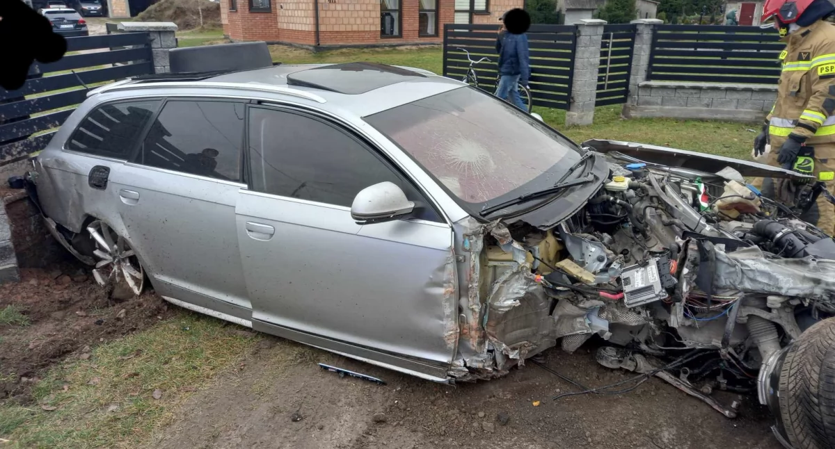 Ale urwał! Groźny wypadek w gminie Stanin: Audi uderza w ogrodzenie, dwie osoby poszkodowane