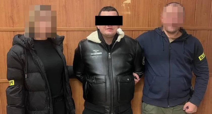 Czterdziestolatek pobił kobietę na dworcu oraz zaatakował ekspedientkę.