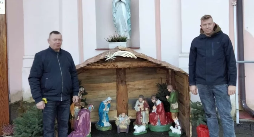 Dariusz i Mateusz Sokołowscy wykonali szopkę w Parafii Św. Anny w Jeleńcu 