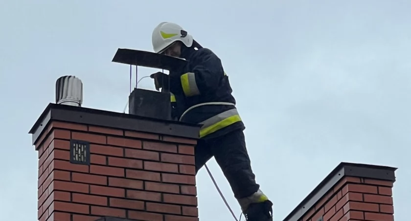 Pożar sadzy w kominie. Szybka akcja strażaków (ZDJECIA) 