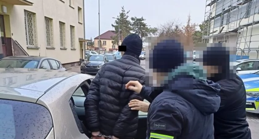 27-latek tymczasowo aresztowany za groźby karalne i posiadanie narkotyków.  Grozi mu 4,5 roku odsiadki