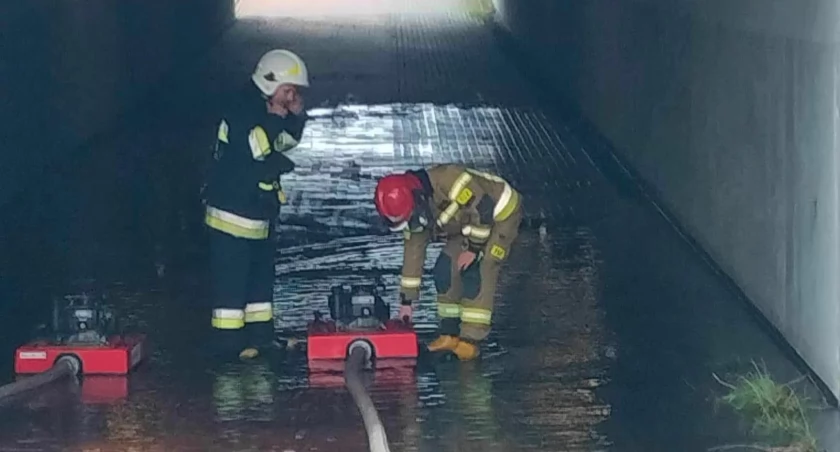 Woda pod wiaduktem kolejowym w Łukowie. Strażacy pospieszyli na ratunek (ZDJECIA)