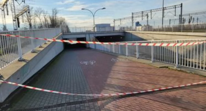  Woda pod wiaduktem wciąż utrudnia poruszanie się na ul. Międzyrzeckiej w Łukowie