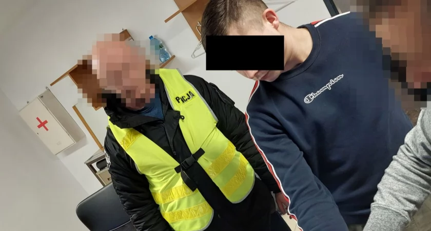 Brutalny napad. 19- latek wraz z 13-latką napadli i pobili stojącą na ulicy parę. Ukradli portfel, telefon i pieniądze.
