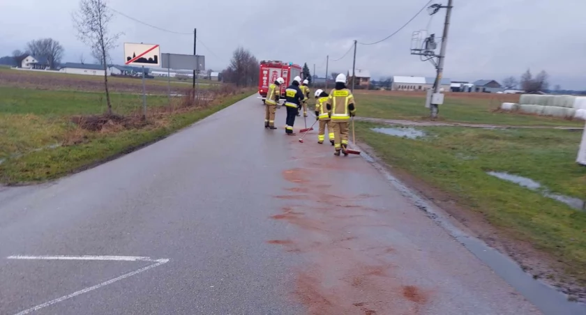 Plama oleju sparaliżowała ruch! Pomogli oni!