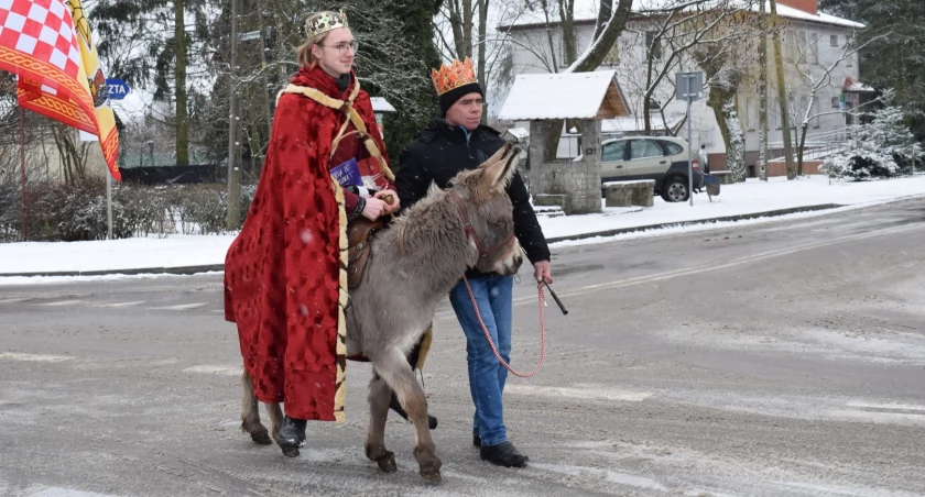Orszak Trzech Króli w Woli Gułowskiej. Władca jechał na osiołku  (FOTO)