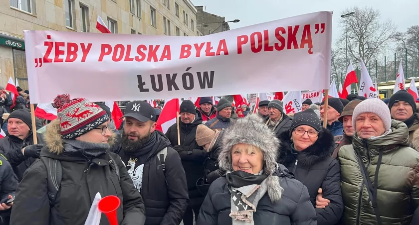 Marsz Wolnych Polaków w Warszawie gromadzi tysiące Obywateli, w tym z Łukowa i Powiatu Łukowskiego