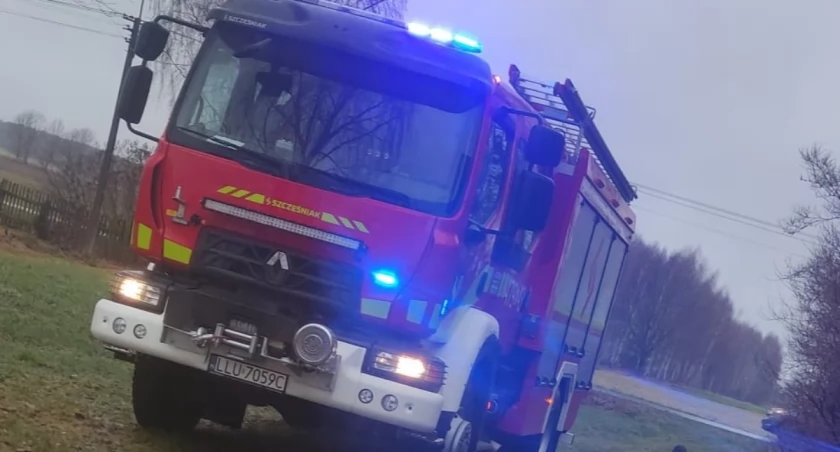 Dziura w drodze po zerwaniu asfaltu zagrażała kierowcom. Pomogli strażacy 