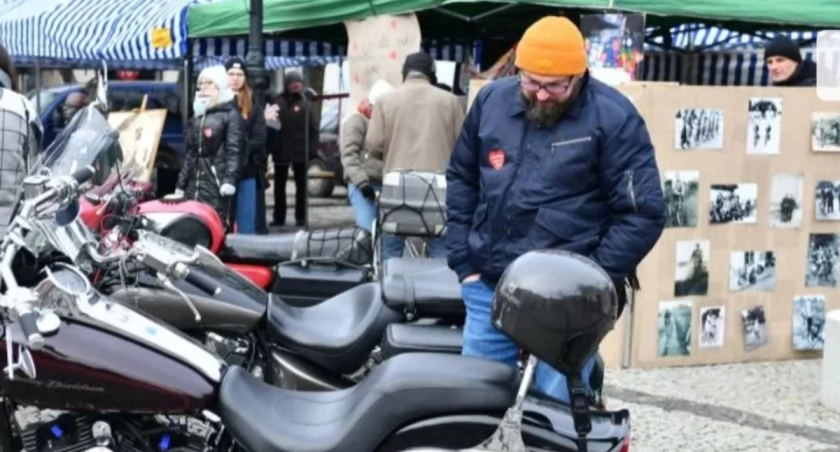 Motoweterani Luków grają dla Wielkiej Orkiestry Świątecznej Pomocy.