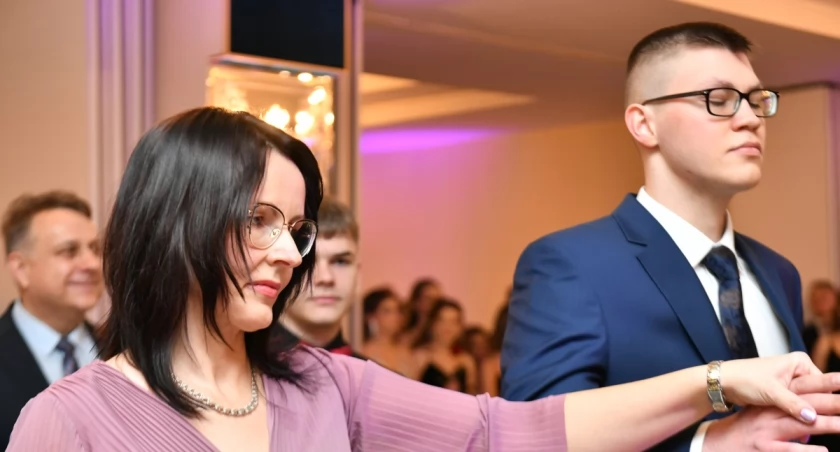 Studniówka w Medyku. Najbardziej oczekiwanym był taniec Poloneza, który uczniowie prezentowali z gracją i finezją (WIDEO)