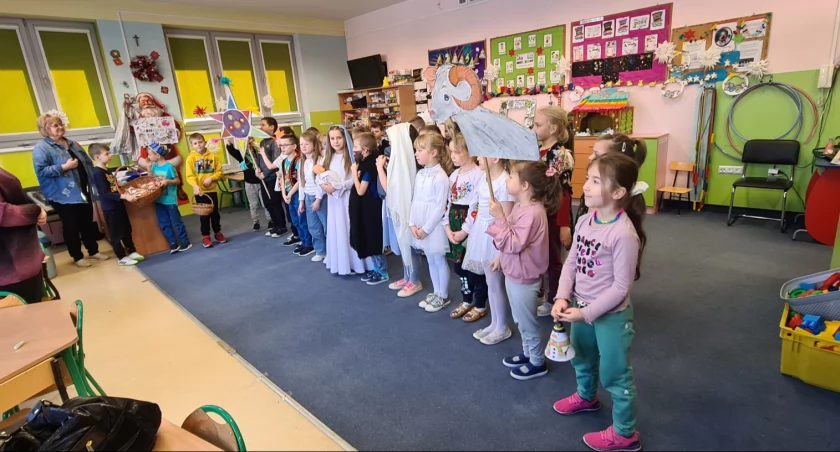 Magia świąt Bożego Narodzenia - Kolędowanie dzieci ze świetlicy Małej Jedynki w Szkole Podstawowej nr 1