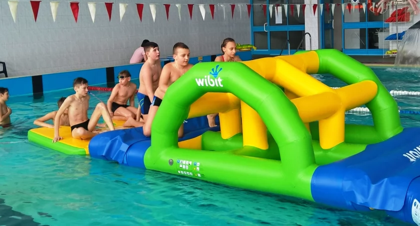 Łuków. Zimowa zabawa na wodnym torze przeszkód na pływalni Delfinek (WIDEO)