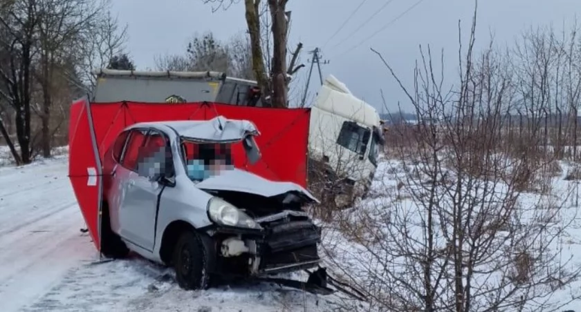 19-latek zginął na miejscu po czołowym zderzeniu hondy z ciężarówką (FOTO)