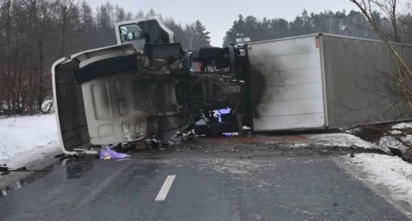 DRAMA NA DRODZE! CIĘŻARÓWKA ZACZEPIONA PRZEZ INNĄ WYWRÓCIŁA SIĘ I ZABLOKOWAŁA RUCH!