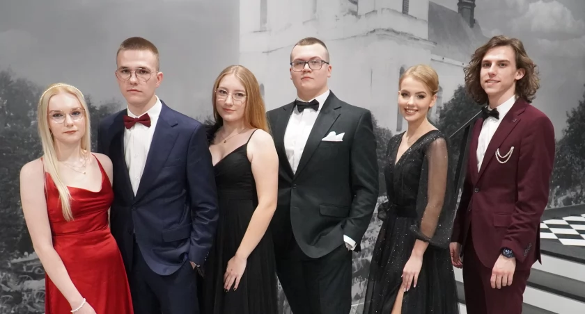 Niezapomniana studniówka uczniów Zespołu Szkół im. Gen. Franciszka Kamińskiego w Adamowie (FOTO) 