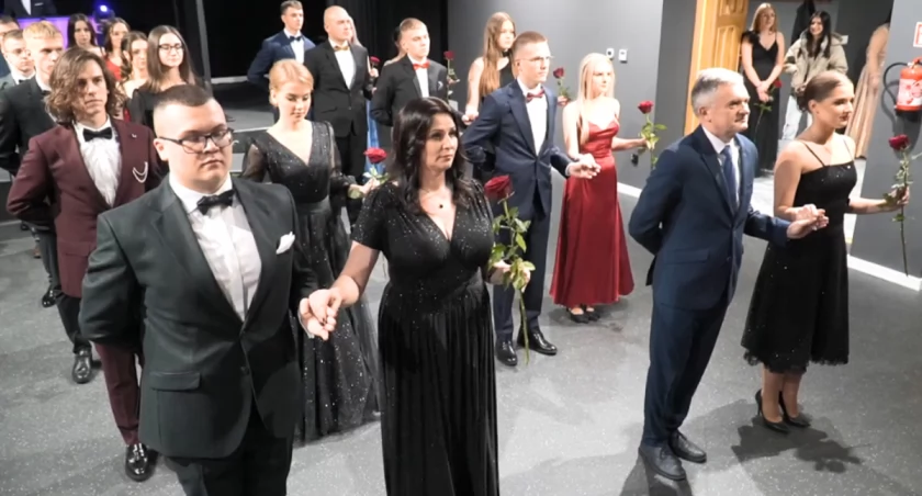 Uczniowie Zespołu Szkół im. Gen. Franciszka Kamińskiego tańczą Poloneza na studniówce