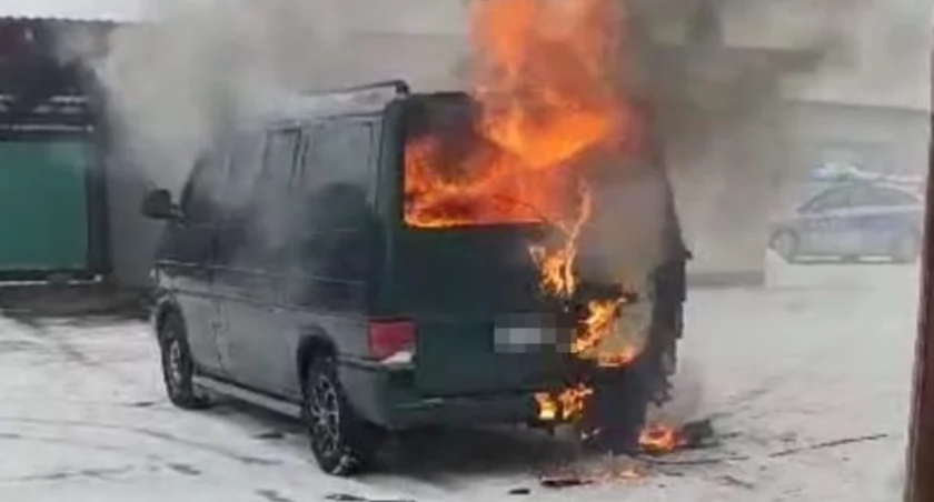Zapalił się bus. Policjanci ruszyli na pomoc (FOTO) 