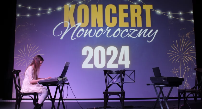 Koncert Noworoczny w Woli Gułowskiej. Wystep uczniów Studia Edukacji Muzycznej (WIDEO)