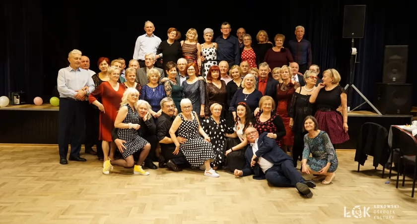 Karnawałowy bal Łukowskiego Uniwersytetu Trzeciego Wieku w stylu rocknroll. (FOTO)
