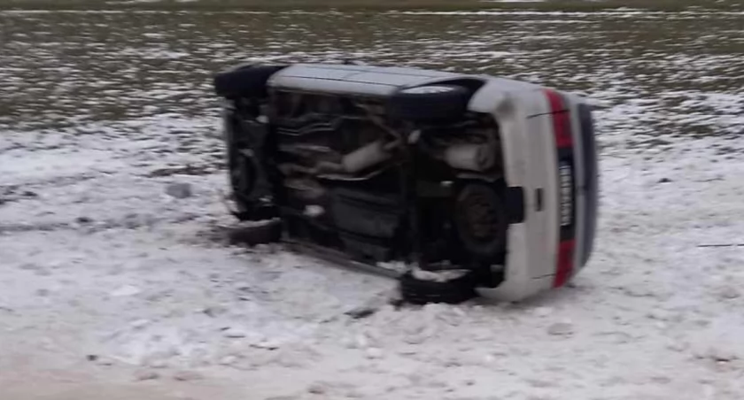 Wypadek w Wesołówce! Auto wypadło z drogi i dachowało  Akcja strażaków i policji 