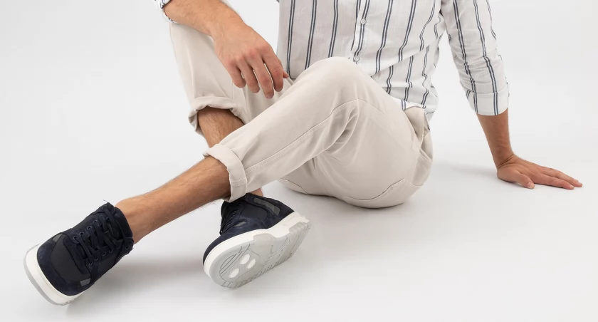Męskie stylizacje ze sneakersami marki Wojas w roli głównej – do pracy i na co dzień