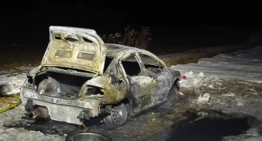 Pożar samochodu w Okrzei. Szybka interwencja strażaków (FOTO)