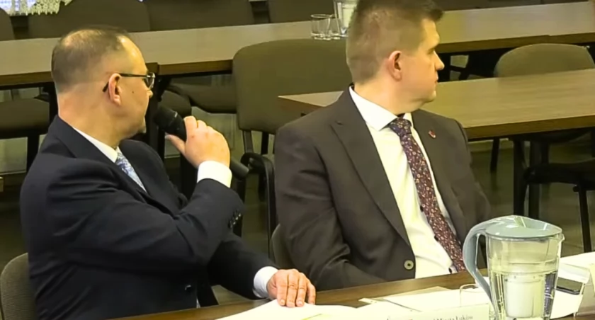   Gorąca debata dotycząca stanu oświaty w Łukowie. Czy z szkół znikną Panie woźne?